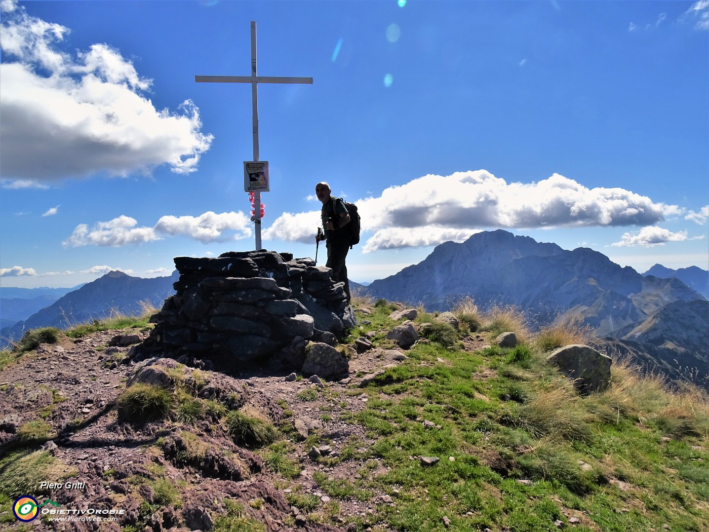28 Alla croce di vetta di Cima Mezzeno (2230 m) a dx Arera.JPG